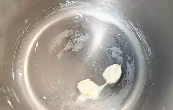 牛乳で料理がプロの味に！　ニンニクや魚の臭みを一掃する最強の下処理法とは？