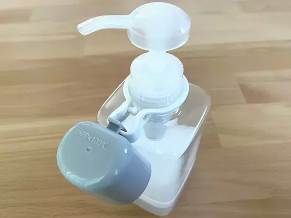 220円で洗面所の悩みが消えた！　残さず使えるボトル×浮かせるコップの組み合わせ【ダイソー】