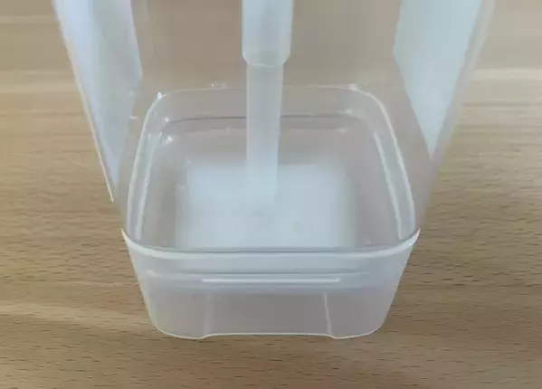 220円で洗面所の悩みが消えた！　残さず使えるボトル×浮かせるコップの組み合わせ【ダイソー】