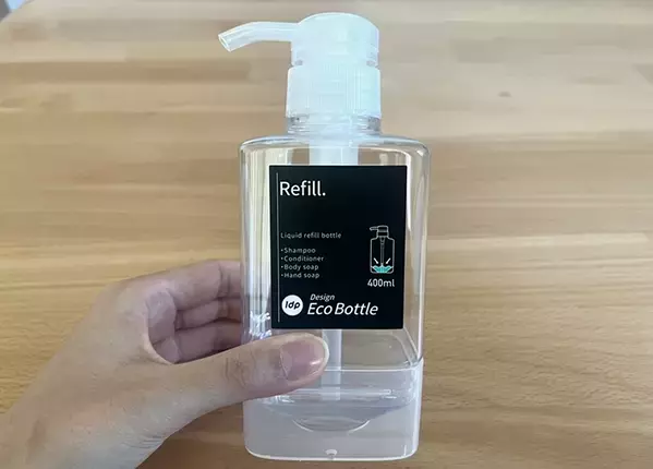 220円で洗面所の悩みが消えた！　残さず使えるボトル×浮かせるコップの組み合わせ【ダイソー】