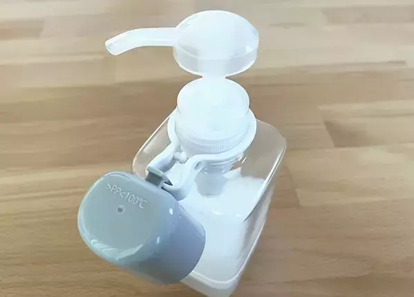 220円で洗面所の悩みが消えた！　残さず使えるボトル×浮かせるコップの組み合わせ【ダイソー】