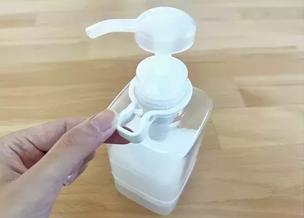 220円で洗面所の悩みが消えた！　残さず使えるボトル×浮かせるコップの組み合わせ【ダイソー】