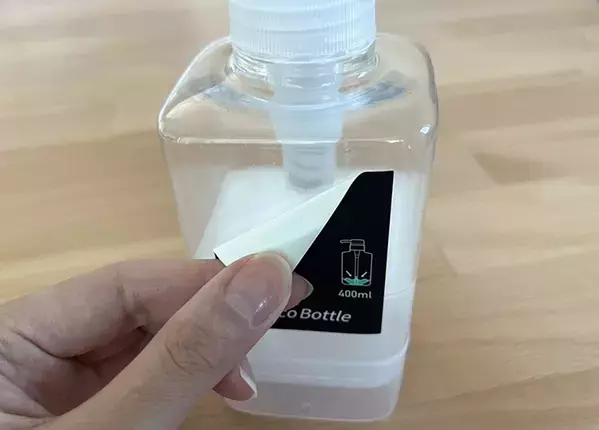 220円で洗面所の悩みが消えた！　残さず使えるボトル×浮かせるコップの組み合わせ【ダイソー】