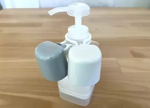 220円で洗面所の悩みが消えた！　残さず使えるボトル×浮かせるコップの組み合わせ【ダイソー】