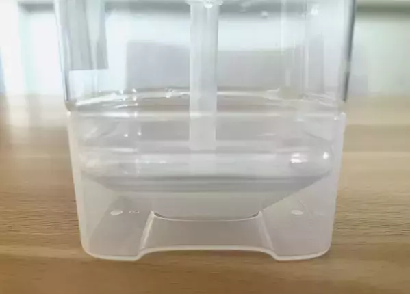 220円で洗面所の悩みが消えた！　残さず使えるボトル×浮かせるコップの組み合わせ【ダイソー】