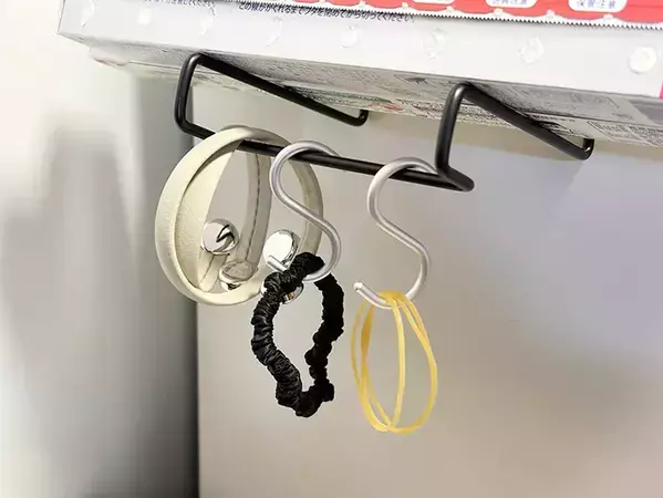 総額330円で完成！　ダイソーのワイヤースタンドを『キッチン棚』にする活用法