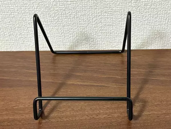 総額330円で完成！　ダイソーのワイヤースタンドを『キッチン棚』にする活用法