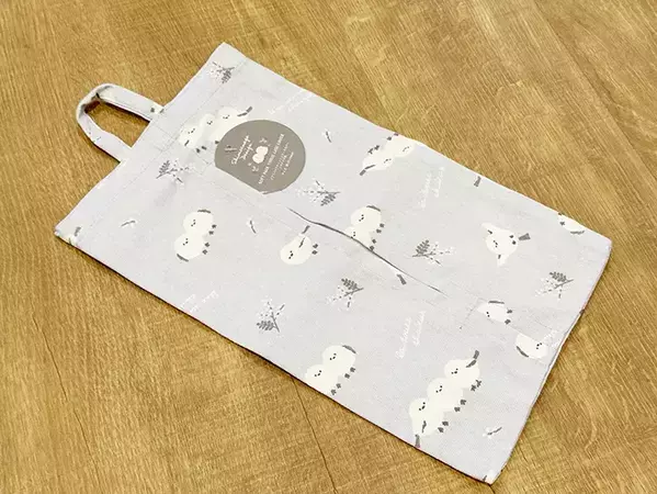 ハサミは使いません！　靴下のタグを『手』だけで取る裏ワザを試してみた