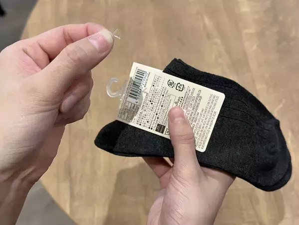 ハサミは使いません！　靴下のタグを『手』だけで取る裏ワザを試してみた