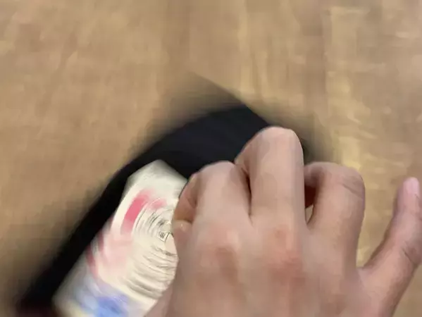 ハサミは使いません！　靴下のタグを『手』だけで取る裏ワザを試してみた