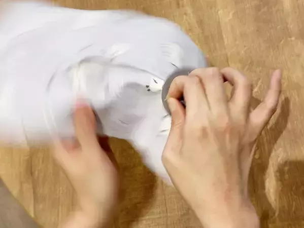 ハサミは使いません！　靴下のタグを『手』だけで取る裏ワザを試してみた