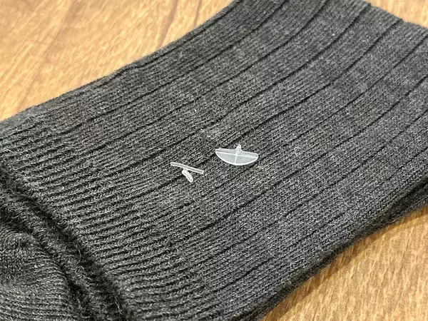 ハサミは使いません！　靴下のタグを『手』だけで取る裏ワザを試してみた