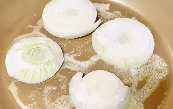 7歳息子が「もっと食べたい」　焼いた新玉ねぎに使った調味料は？