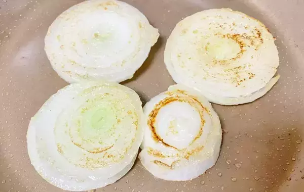 7歳息子が「もっと食べたい」　焼いた新玉ねぎに使った調味料は？