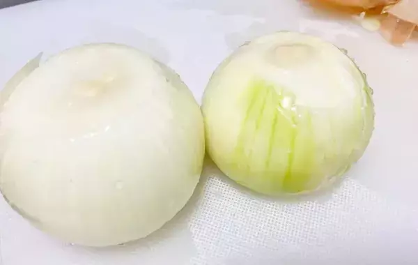 子供が「お店のスープみたい！」と喜んだ　タマネギを丸ごと入れるスープの作り方【15分で完成】