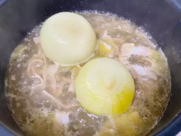 子供が「お店のスープみたい！」と喜んだ　タマネギを丸ごと入れるスープの作り方【15分で完成】