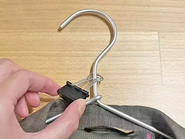 100均アイテムで衣類収納！　ズボラでも2か月キープできた整理整頓ワザ2選【ブックエンド・紙袋・クリップ】