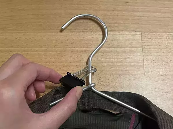 100均アイテムで衣類収納！　ズボラでも2か月キープできた整理整頓ワザ2選【ブックエンド・紙袋・クリップ】