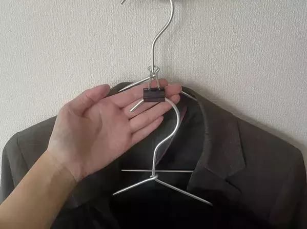 100均アイテムで衣類収納！　ズボラでも2か月キープできた整理整頓ワザ2選【ブックエンド・紙袋・クリップ】