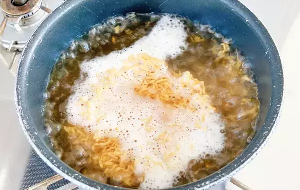 日清食品が教える『チキンラーメンの食べ方』が大胆すぎ！　丸ごとドーンとのせたのは？