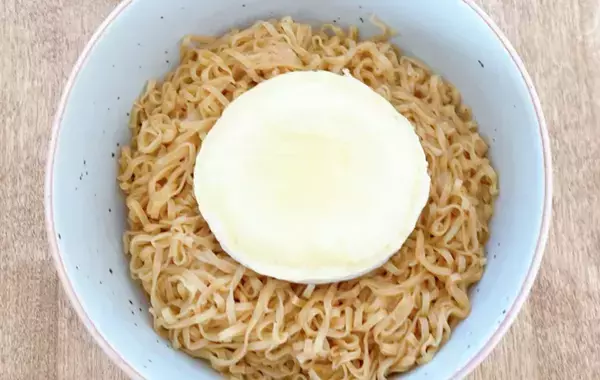 日清食品が教える『チキンラーメンの食べ方』が大胆すぎ！　丸ごとドーンとのせたのは？