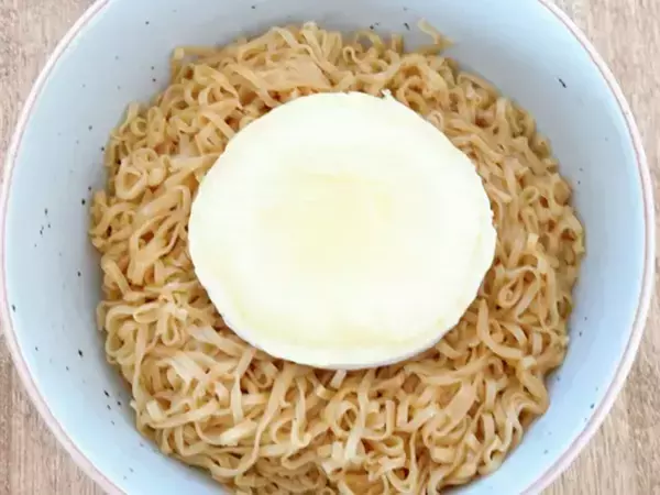 日清食品が教える『チキンラーメンの食べ方』が大胆すぎ！　丸ごとドーンとのせたのは？