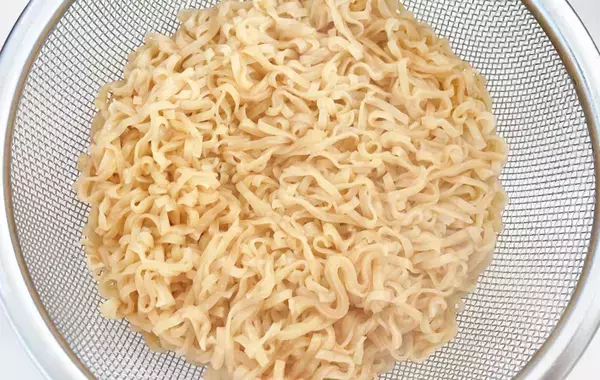 日清食品が教える『チキンラーメンの食べ方』が大胆すぎ！　丸ごとドーンとのせたのは？