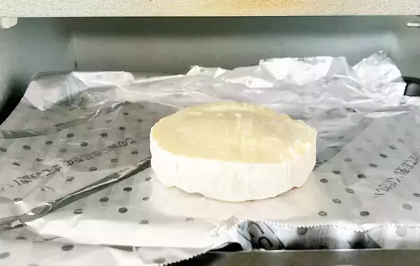 日清食品が教える『チキンラーメンの食べ方』が大胆すぎ！　丸ごとドーンとのせたのは？