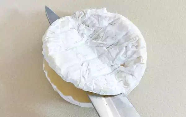 日清食品が教える『チキンラーメンの食べ方』が大胆すぎ！　丸ごとドーンとのせたのは？