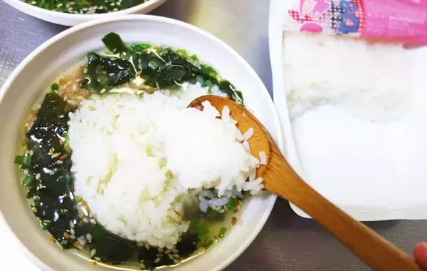 市販のスープに入れてみて！　サトウ食品おすすめの『簡単ごはん』が朝食の救世主