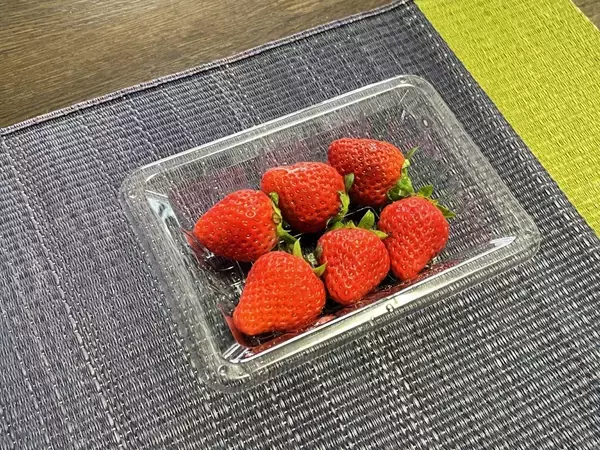 「イチゴが潰れません」　持ち帰りの裏技に「助かる」「コレ最高」【イチゴの豆知識4選】