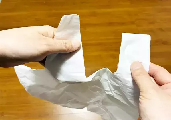 【冬場の裏ワザ】　手がカサカサでも簡単に袋を開ける方法に「絶賛乾燥中の手でもできた！」「あっさり袋の口が広がりました！」