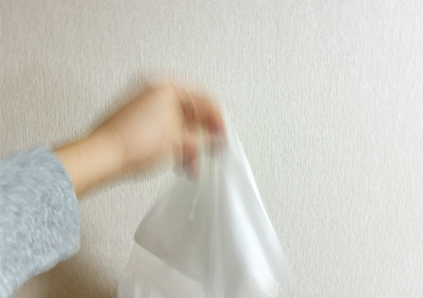 【冬場の裏ワザ】　手がカサカサでも簡単に袋を開ける方法に「絶賛乾燥中の手でもできた！」「あっさり袋の口が広がりました！」