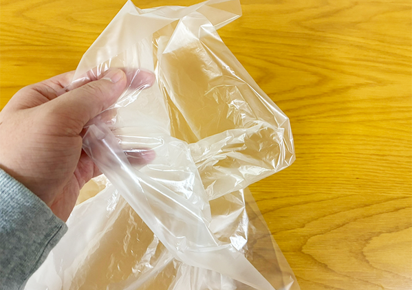 【冬場の裏ワザ】　手がカサカサでも簡単に袋を開ける方法に「絶賛乾燥中の手でもできた！」「あっさり袋の口が広がりました！」