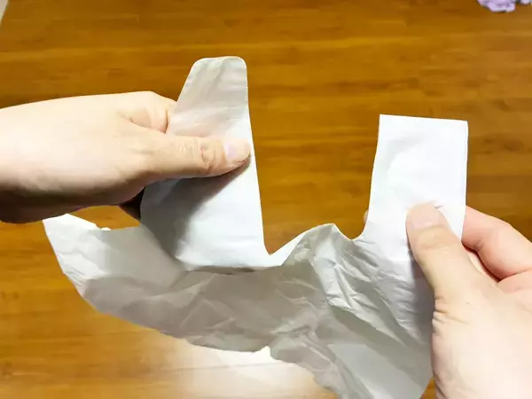 【冬場の裏ワザ】　手がカサカサでも簡単に袋を開ける方法に「絶賛乾燥中の手でもできた！」「あっさり袋の口が広がりました！」