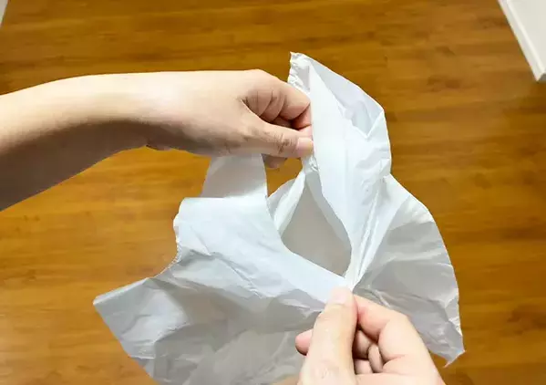 【冬場の裏ワザ】　手がカサカサでも簡単に袋を開ける方法に「絶賛乾燥中の手でもできた！」「あっさり袋の口が広がりました！」