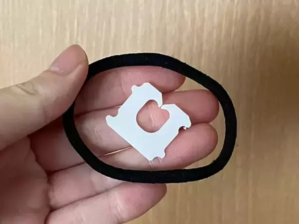 「今だけマスクを外したい」時に便利　食パンの留め具をカバンに引っかけるだけの『マスクホルダー』