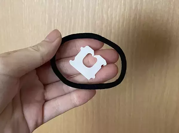 「今だけマスクを外したい」時に便利　食パンの留め具をカバンに引っかけるだけの『マスクホルダー』