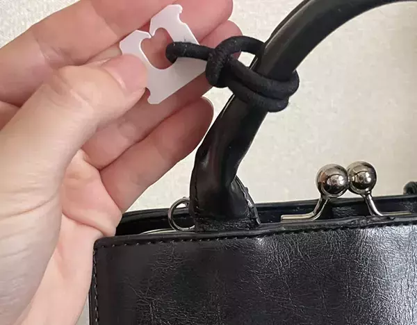 「今だけマスクを外したい」時に便利　食パンの留め具をカバンに引っかけるだけの『マスクホルダー』