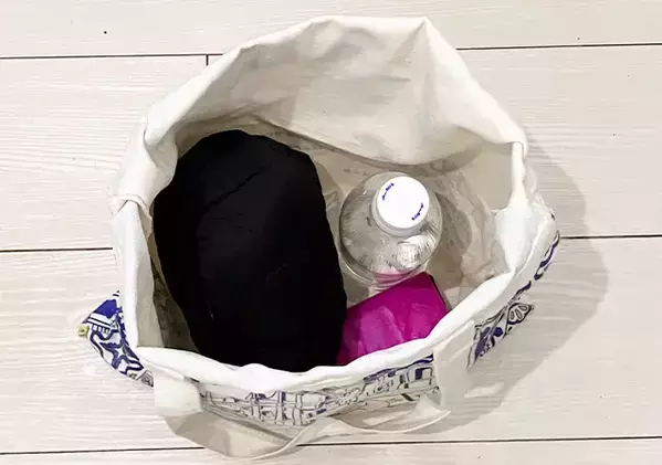 ポーチなくてもOK！　ポケットを活用してベストを小さくまとめる手順