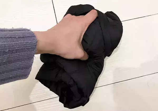 ポーチなくてもOK！　ポケットを活用してベストを小さくまとめる手順