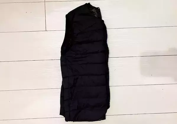 ポーチなくてもOK！　ポケットを活用してベストを小さくまとめる手順