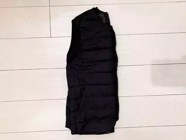 ポーチなくてもOK！　ポケットを活用してベストを小さくまとめる手順