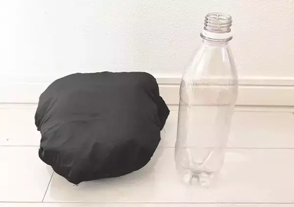 ポーチなくてもOK！　ポケットを活用してベストを小さくまとめる手順