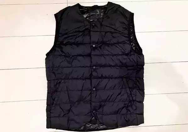 ポーチなくてもOK！　ポケットを活用してベストを小さくまとめる手順