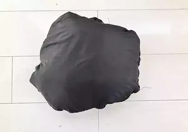 ポーチなくてもOK！　ポケットを活用してベストを小さくまとめる手順