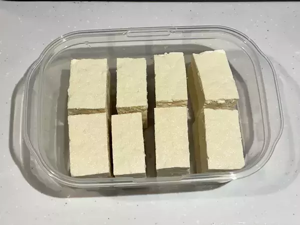 タッパーに豆腐とお吸い物の素を入れて…　レンチン5分で完成する絶品湯豆腐レシピ