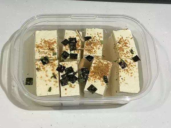 タッパーに豆腐とお吸い物の素を入れて…　レンチン5分で完成する絶品湯豆腐レシピ