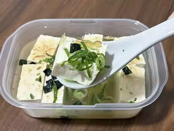 タッパーに豆腐とお吸い物の素を入れて…　レンチン5分で完成する絶品湯豆腐レシピ