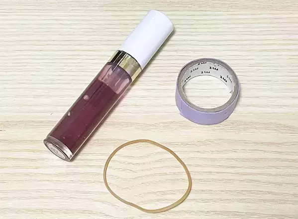 お気に入りのデザインを邪魔しない　マステで『滑りやすいリップの蓋』を開ける方法に挑戦